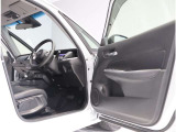 運転席・助手席ドアは開口範囲が広く、とても乗りやすいですよ!収納スペースもあります!