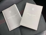 新車保証書、車両取扱説明書です。
