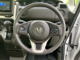 手元に複数のスイッチを備え、運転姿勢を大きく変えずに各種操作へアクセスしやすい仕様です。メーターや前方を見ながら使える、日常運転に便利な装備です。
