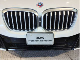 【BMWの伝統】BMWの特徴的な&ldquo;キドニーグリル&rdquo;は、80年以上続く伝統の形でございます。変わらないこだわりのデザインが、プレミアムブランド&ldquo;BMW&rdquo;を創り出します。