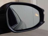隣車線を走る車両をレーダーで検知し、ドアミラーでは確認しにくい後側方エリアに存在する車両に加え、急接近してくる車両も検知します。車両を検知するとドアミラーに搭載されたLEDインジケーターが点灯します。