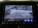 バックカメラの画像です。ガイドラインがスムースな車庫入れをサポートいたします。車庫入れの安心感がアップしますね。