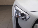 LEDヘッドランプが明るい光を放ち、夜間走行でも安心です。(ブラック加飾)