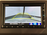 リバースギアに入れるだけで後方の表示へ切り替わります。夜間や雨の日の駐車も楽になりますよ。