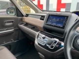 助手席周辺はこのようになっております。運転手だけでなく助手席に一緒に乗られる方も広々と快適にお乗り頂けるような設計です!各種装備を次の写真からご案内いたしますのでご覧ください。