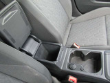 よく使用される小物を収納することができます。各デバイスの充電ケーブルなど必要なものがすぐに取り出せます!カップホルダーも手元についております♪