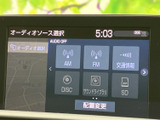 AM・FMや交通情報、ディスク、SDなど、オーディオソースを画面から選択できます。聞きたい音源に合わせて切り替えやすく、日々の移動時間を好みの音楽やラジオとともに過ごせます。