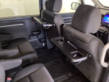 運転席・助手席の背もたれには、2列目シート用にカップホルダー付きの「格納式のシートバックテーブル」を装備しています。休憩時のちょっとした時間などカップを置いたり、小物置きに使えて便利です。
