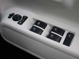 運転席からも操作可能な全席パワーウィンドウが装備されています。
