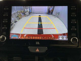 ディスプレイに後方の視界を表示し、車庫入れをサポート「距離目安線」「車幅延長線」およびステアリング操作に連動する「予想進路線」を画面に表示します。※必ず車両周辺の安全を直接確認してください。