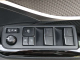 パワーウィンドのスイッチです。運転席に座りながら、助手席や後席の窓を開け閉めできるので大変便利ですよ。