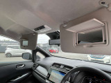 運転席と助手席にはバニティーミラーが装備されております。