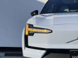 ひときわ印象的なT字型のLEDヘッドライトは、新世代のボルボを象徴するユニークなアイコンとなっています。LEDデイタイム・ランニング・ライトやポジションライト、ウインカーの役割も果たします。