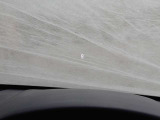 【アクティブ・ドライビング・ディスプレイ】フロントガラスにルートや車速などの情報を表示し、ドライバーの視線移動と、焦点調整の 時間をさらに短縮する事で、わき見のリスクを低減し ます。