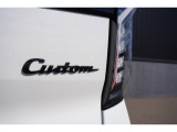 「Custom」の専用ロゴがアクセント♪さりげなく個性を演出する、N-BOX Customならではのデザインです!