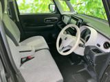 広々とした室内空間は、ドライバーにも快適な運転環境を提供します。シンプルなデザインで、使いやすさにも配慮されています。