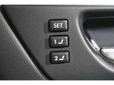 運転席のシートポジション(前後スライド、座面の上下・前後角度、リクライニング角度など)に加え、左右のドアミラーの角度も記憶させることができます。
