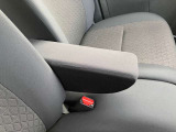 リラックスして運転できるアームレスト付き
