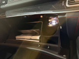 メルセデス純正パフュームアドバイザー搭載。車内を上質な香りで演出し、走行のたびに特別感を味わえます。ETC車載器はグローブボックス内に設置。