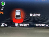 パーキングセンサーシステムは走行中に障害物が迫ると音と表示でお知らせ、低速走行時時の安心感を高めます
