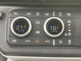 【デュアルオートエアコン】大きなダイヤルで温度調節が可能でございます!手元を見なくてもわかりやすくなっており、運転にも集中できます!