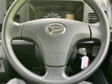 握りやすい形状のステアリングが運転席に備わり、自然な姿勢で運転しやすい印象です。中央にはエアバッグの表示もあり、運転席まわりがすっきりまとまっています。