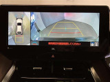 映像で見づらい車両周辺の確認をアシスト。クルマを真上から見ているような映像を表示。 運転席から確認しにくい車両周囲の状況を把握。