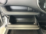 ちょっとしたところは収納ボックスにもなっています。車内はサイズも決まっているので、収納が少ないと思っているアナタ!ご安心ください。さまざまなところに収納が隠れているんです♪