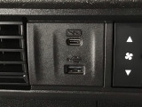 【USBポート】USBポートも装備されています!スマートフォンのオーディオに連携も可能です。今や欠かせない装備の一つです!そして、充電用は急速充電に対応しているtype-Cとなっています♪