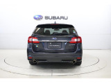 SUBARUリヤビークルディテクションを搭載。後方から接近する車両を検知し、ドアミラーのLEDインジケーターで注意を促します。車線変更や後退時の安全確認をサポートし、安心感の高いドライブを実現します。