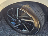 日産純正アルミホイールが足元を引き締めます。