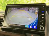 後方の映像にガイドラインが表示され、駐車時に周囲との距離を確認する目安として活用できます。画面内の案内も見やすく、車庫入れなど日常の場面で便利です。