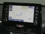 【8インチ純正ナビ】純正ナビを装備。タッチパネル式で使いやすく、詳細地図により目的地をピンポイントで設定できます。初めての道でも迷いにくく、ロングドライブも快適ですよ♪