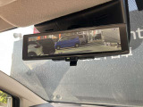 後部座席の人や、荷物に視界を邪魔されずに車両後方のカメラ映像をミラー面に映し出して、いつでもクリアな後方視界を確保する、インテリジェントルームミラーを装備しています。