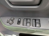 パワーウィンドウのスイッチですよ。運転席に居ながら窓を開け閉めのコントロールできます。