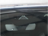 【フォワードセンシングカメラ】夜間走行時に前方の状況を判断したり、車線表示を検知したりします。
