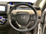 ハンドルにHondaセンシング系のクルーズコントロールやレーンキープアシストなどのスイッチと、オーディオの操作スイッチが装備されています。ハンドルから手を離さず安全に操作できます。