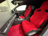 すわり心地の良い運転席・助手席です。長時間のドライブの疲れ軽減に貢献します。どうぞ快適なドライブを♪