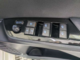 パワーウィンドウのスイッチですよ。運転席に居ながら窓を開け閉めのコントロールできます。