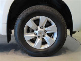 純正のアルミホイール装着車です。タイヤサイズは265/65R17です。