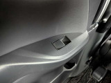 パワーウィンドウのスイッチですよ。運転席に居ながら窓を開け閉めのコントロールできます。