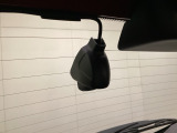後方にもドライブレコーダーのカメラが付いています。前後両方でお車の周りを監視・記録いたします。