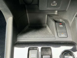 オートブレーキホールドを装備!停車時にブレーキペダルから足を離しても停止状態をキープ。信号待ちや渋滞時の足の負担を軽減してくれる便利な機能です。電動パーキングブレーキと合わせて快適なドライブをサポート