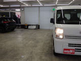 当店では専任のメカニックが大切なお客様のお車を一台一台丁寧に整備いたします。自社認証工場にてリフトアップし下回りまでキッチリ検査いたします。