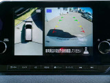 リバースにシフトするとまるで上空から見下ろしているような感じにナビゲーション画面に映し出します
