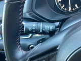 レバーをAUTOの位置にしているとき、レインセンサーが雨を感知すると、雨量に応じてワイパーが自動で作動してくれるオートワイパーを装備!設定変更で非作動にすると、間欠作動に固定されます。
