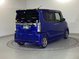 スライドドアは通常のドアに比べて、車のボディーに対し平行に開閉し、開けてもスペースを取りません。出入り口が大きいドアはお子様のいるご家庭はもちろん、混んだ駐車場でも大活躍です!