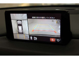 【全方位カメラ】 車の前後左右に取り付けられたカメラで、視線やバックモニターでは死角となる前方や真横も確認できます。狭い駐車スペースもスムーズに駐車できます。