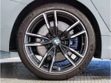 【BMWアロイホイル】軽量かつ強度に拘ったアロイホイル。走行性能ポテンシャルを引き出す設計。車の足元を引き締めてくれる大きなポイントはアロイホイルです。