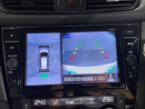 【全方位モニター】まるでクルマを真上から見下ろしたかのような視点で駐車をサポートします!クルマの斜め後ろや真横など、前後左右の4つのカメラの映像が合成されて、モニターに映し出されます。
